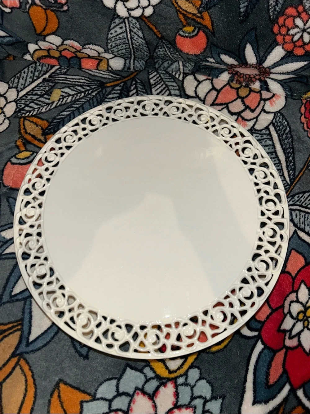 Dyramics porcelain White Decorative Ceramic Cake Stand with Rosette Border